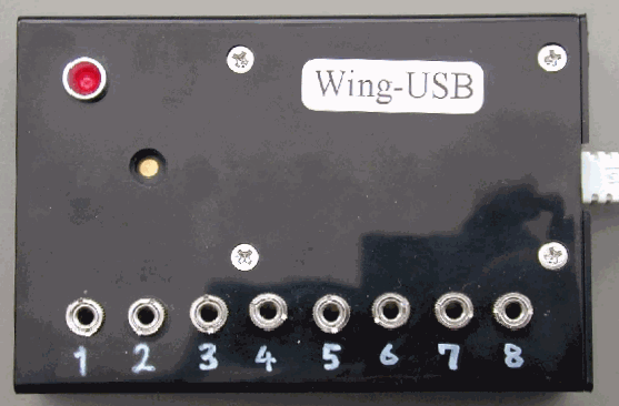 コンピューターを操作することができるようにする教材Wing-USBの写真です。